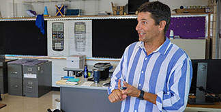 A man speaking to a classroom