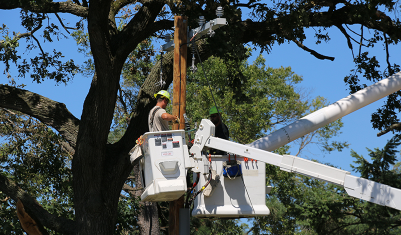 Alliant Energy workers bringing power back to campus